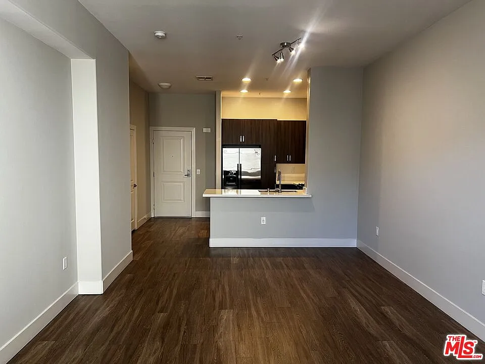 1 bed, 1.0 bath, 834 sqft, $5,140 — Photo 4
