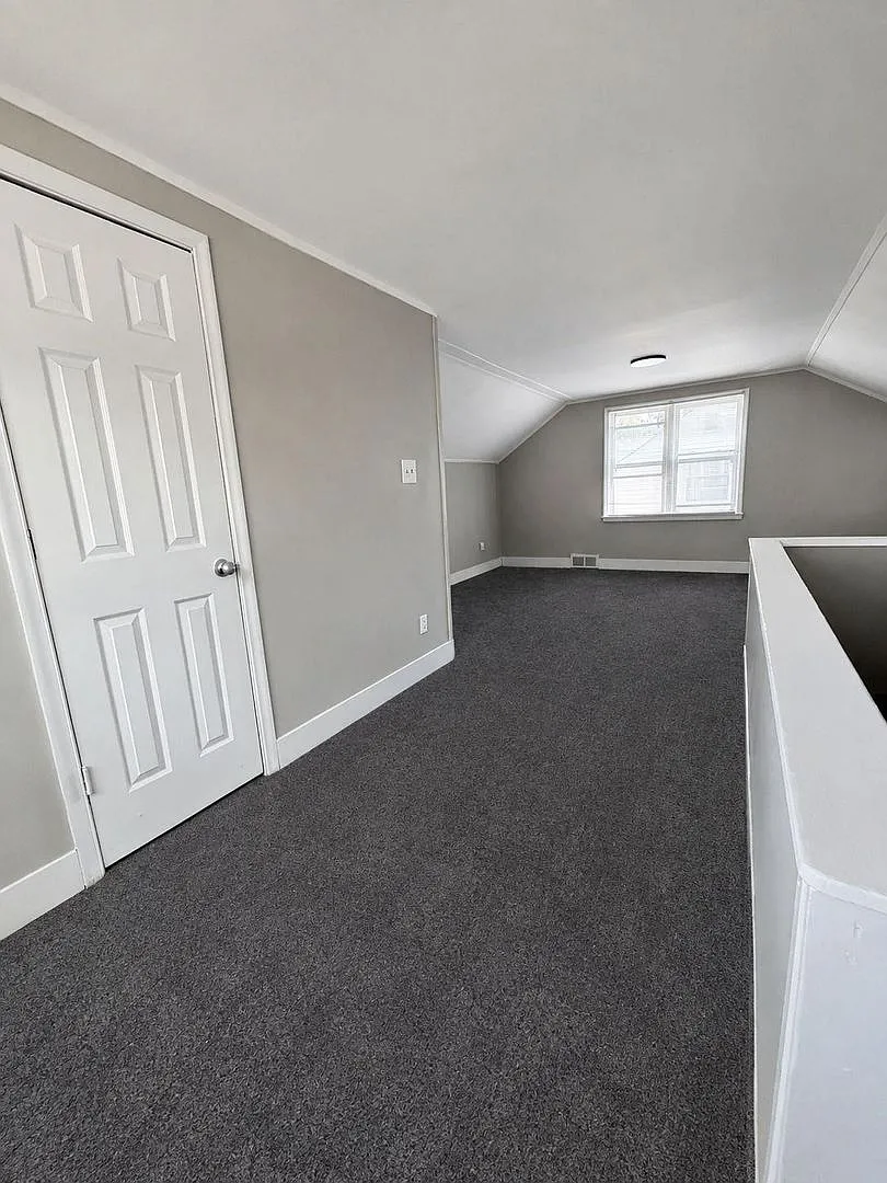 Beautiful 3 bedroom, 1 bath home with fenced yard, Granite, Luxury Flooring — Photo 4