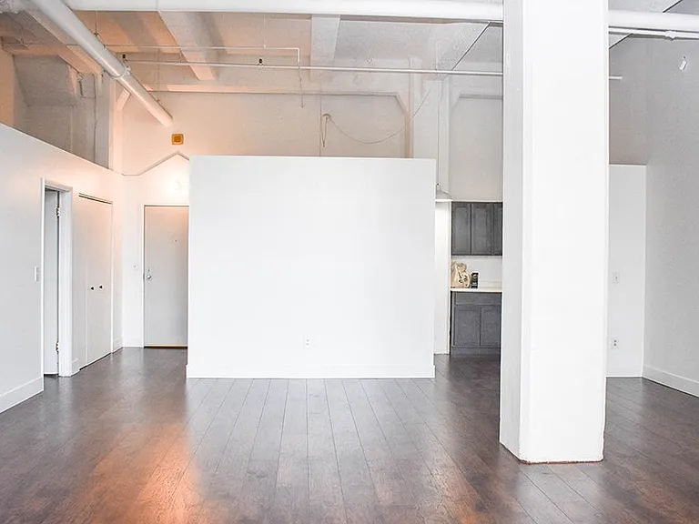 5850 Centre Ave — Photo 10