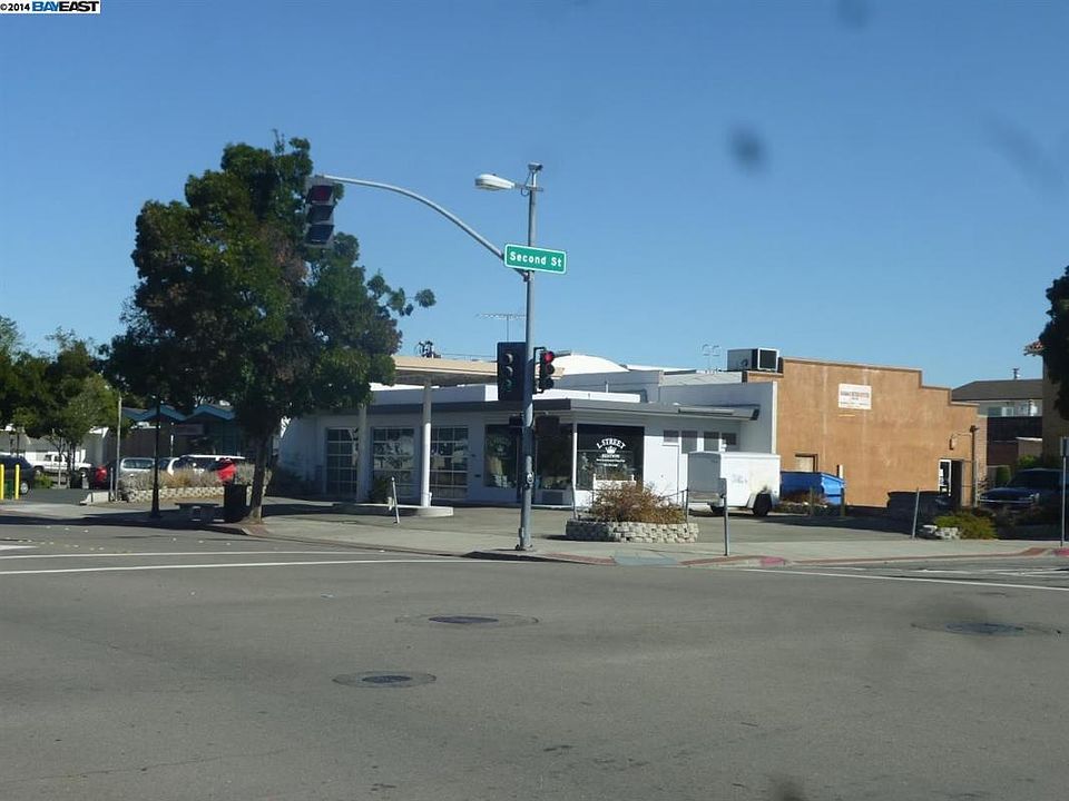 2nd image of 174 S L St