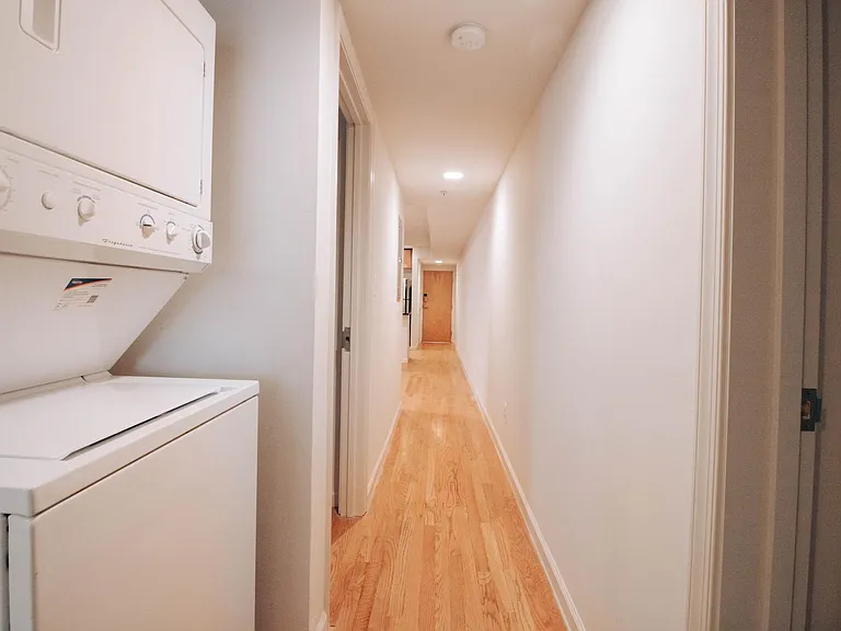 Full size washer/dryer.