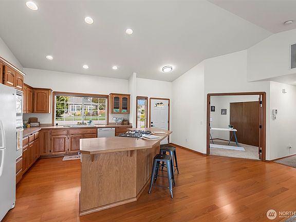 4th image of 10423 26th Avenue E