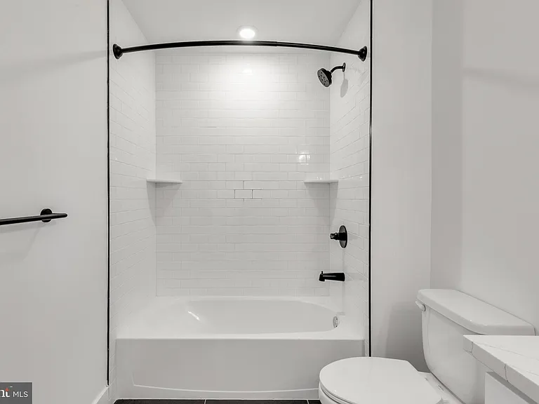2214 N Front St #204 — Photo 25