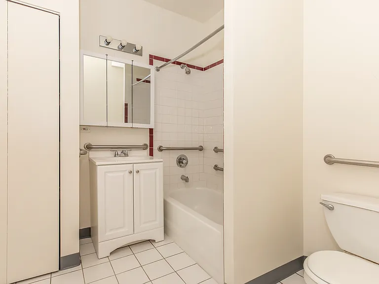 Studio unit with 1 bathroom, washroom.