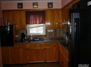 121 N Alleghany Ave, Lindenhurst, NY 11757