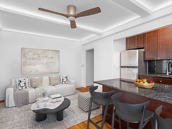 5th image of 325 W 45th St APT 302