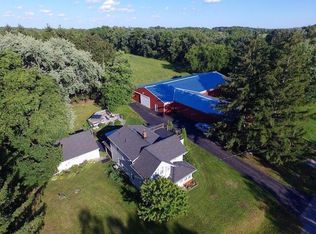 W272S8460 Hillview Dr, Mukwonago, WI 53149