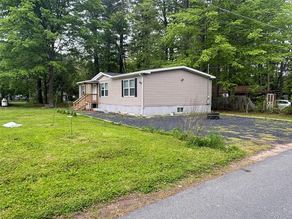 40 4th St, Godeffroy, NY 12729