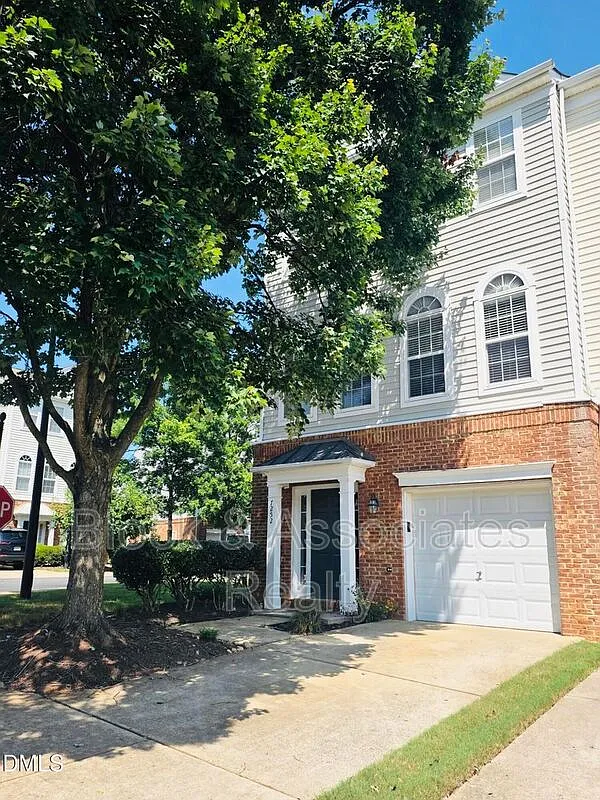 3 bed, 4.0 bath, $1,895 — Photo 1
