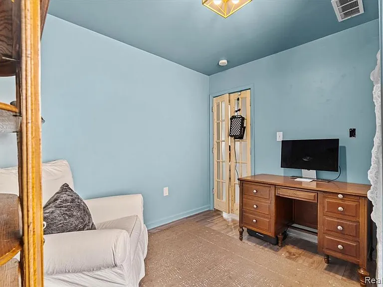 136 W Mapledale Ave — Photo 12