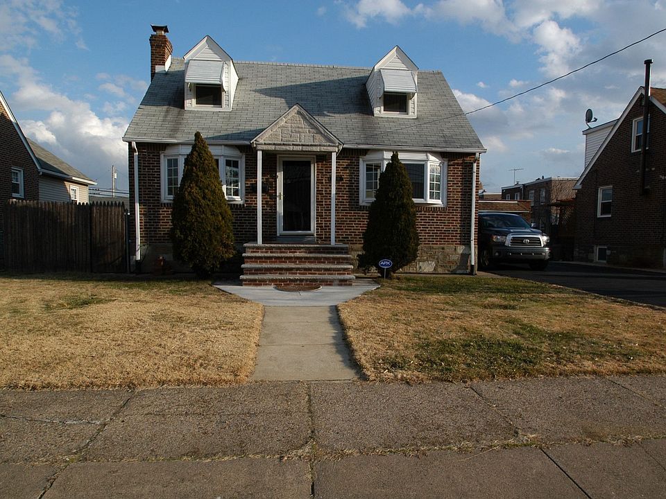 Gorgeous 3 Bedroom Colonial tastefully decorated and meticulously kept.