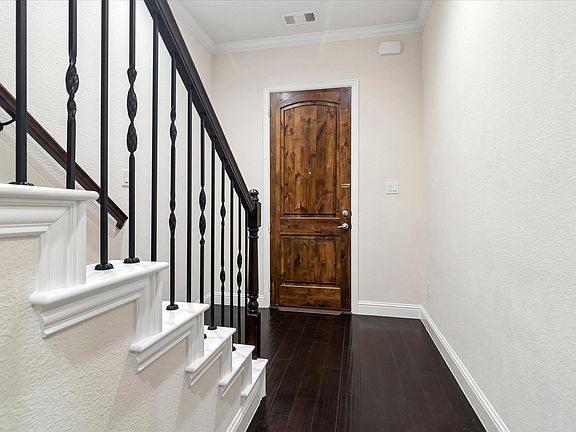 4th image of 559 W Royal Ln