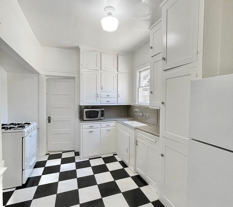 1st image of 915 26th St #915