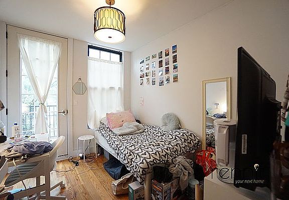 4th image of 172 Vernon Ave #2