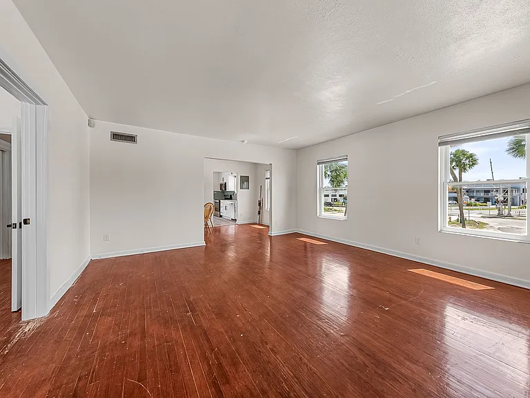 1008 Strawbridge — Photo 17