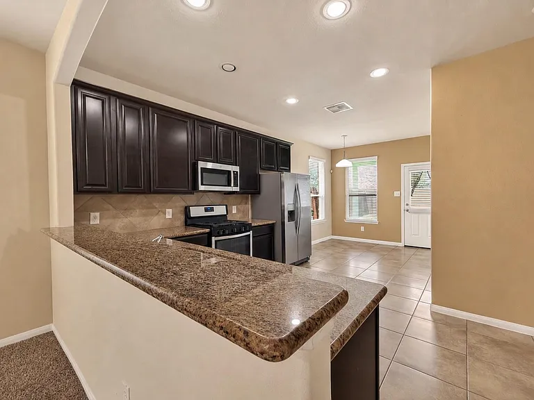 1251 S Maple Dr — Photo 6
