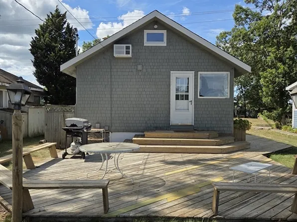 11 Fillmore St, Wareham, MA 02571