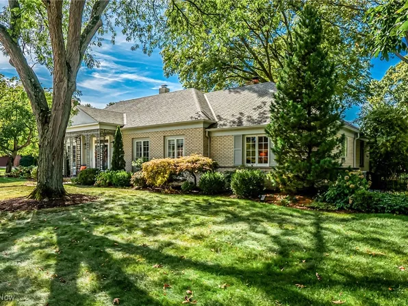 3960 W Valley Dr, Fairview Park, OH 44126