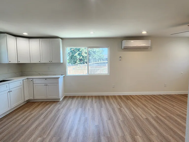 915 W 8th St #2 — Photo 7