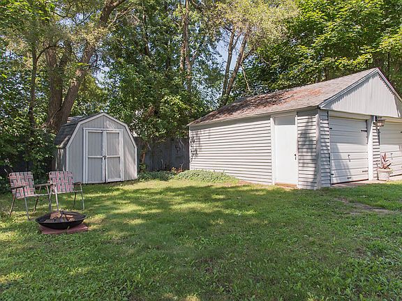 3rd image of 75 Cedar Ave N