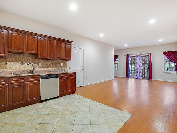 4th image of 41 Wright Ave #1
