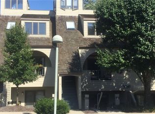 6 Weetamoe Farm Dr, Bristol, RI 02809