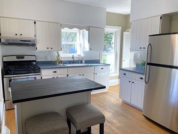 Nice sized kitchen with rolling island for maximum functionality.