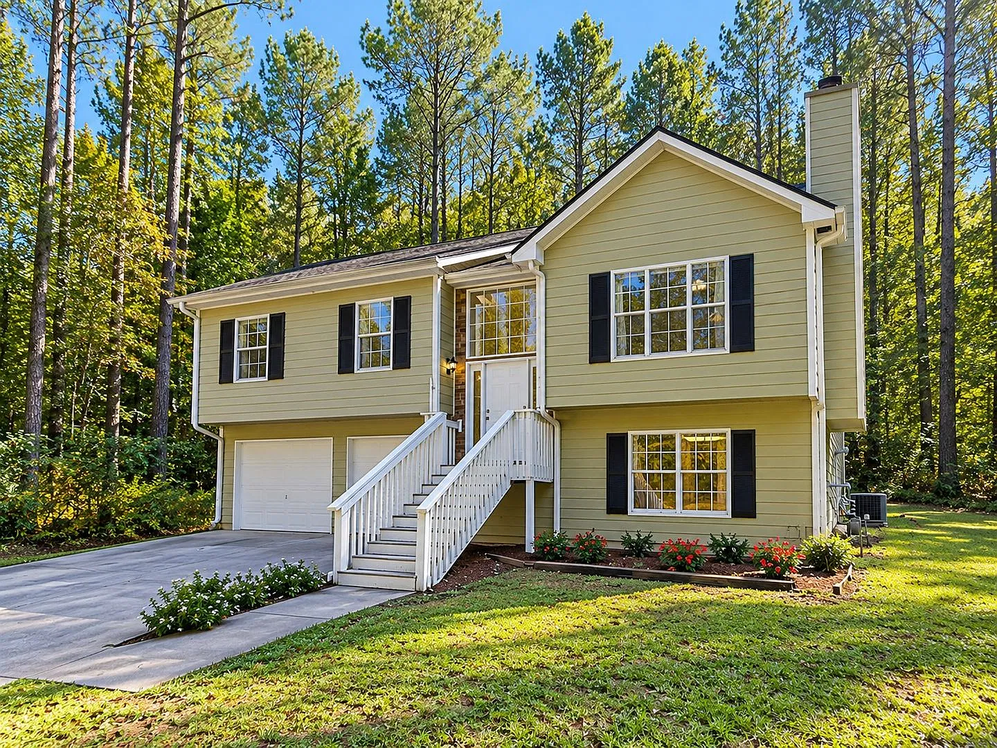 Beautifully Updated Acworth Retreat on Private Wooded Cul-de-Sac Lot — Photo 2