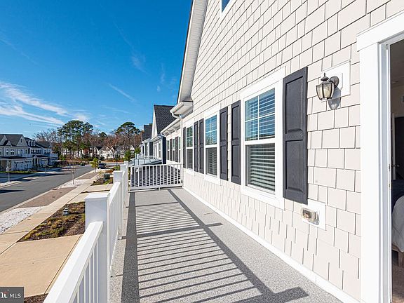 4th image of 21429 Sweetwater Sq