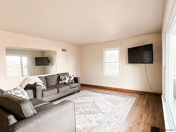 3rd image of 2985 Henderson Dr