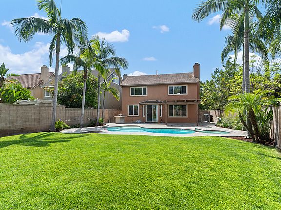 Huge entertainer's back yard.