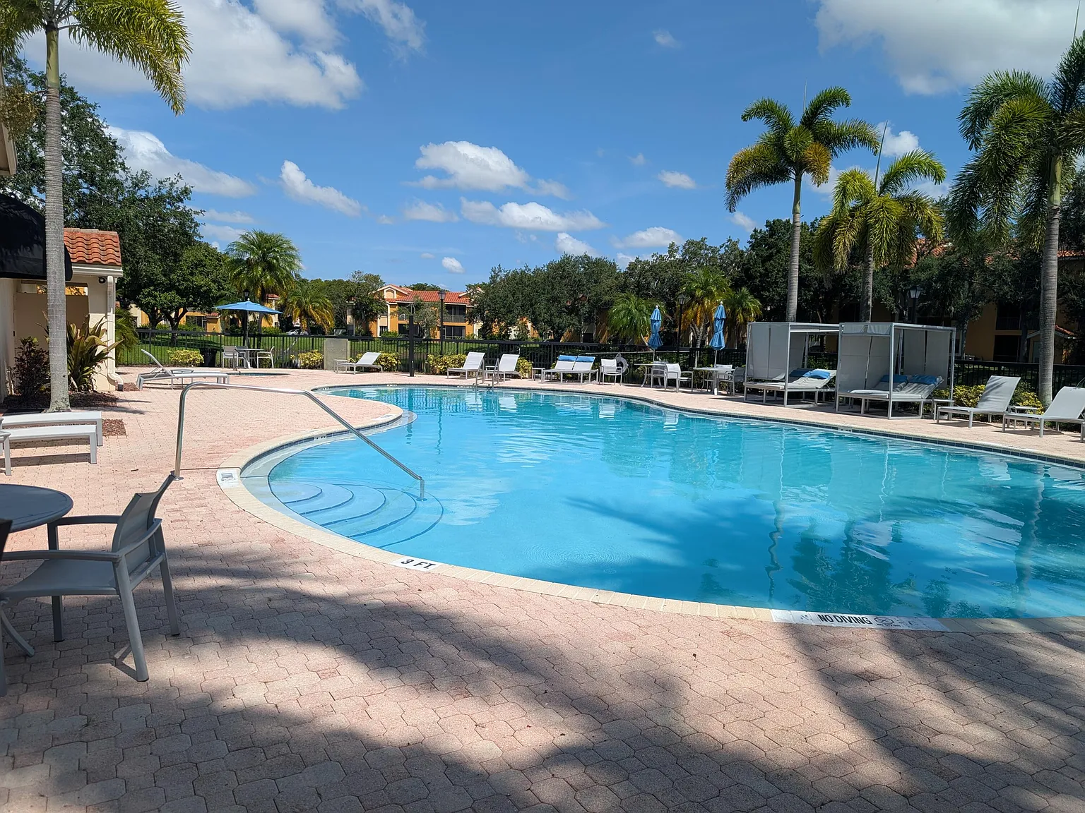 3 bed, 2.0 bath, 1222 sqft, $2,400 — Photo 2