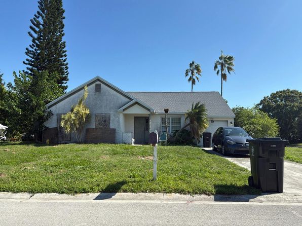 1562 SE Collette Cir