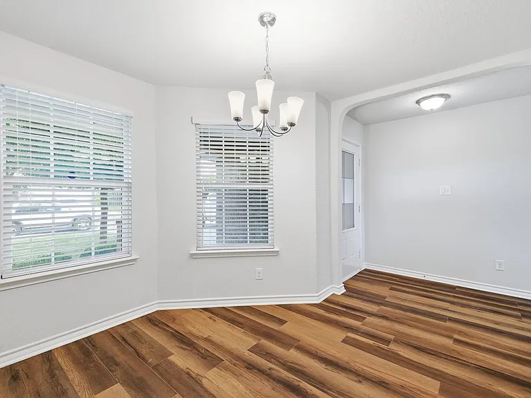 2818 Davis Trce — Photo 4
