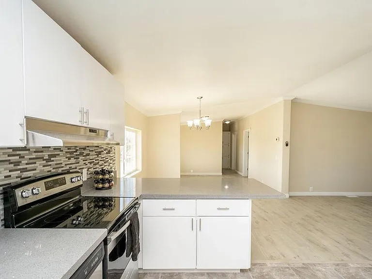 521 W Shady Ln — Photo 2