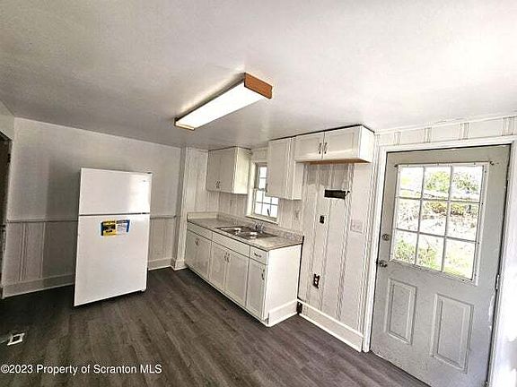 3rd image of 907 Green Ridge St