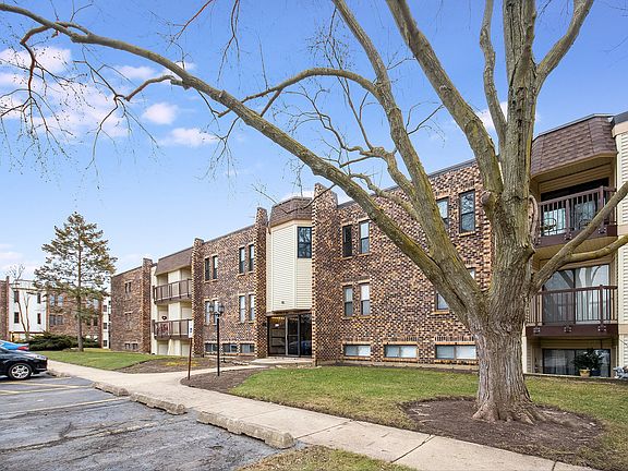 3rd image of 2218 Country Club Dr APT 16