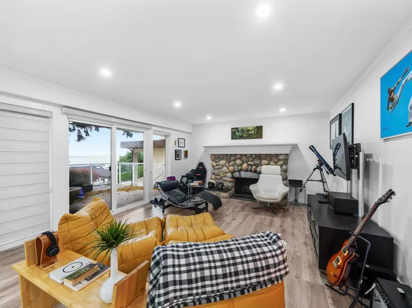 13179 Marine Dr, Surrey, BC V4A 1E6