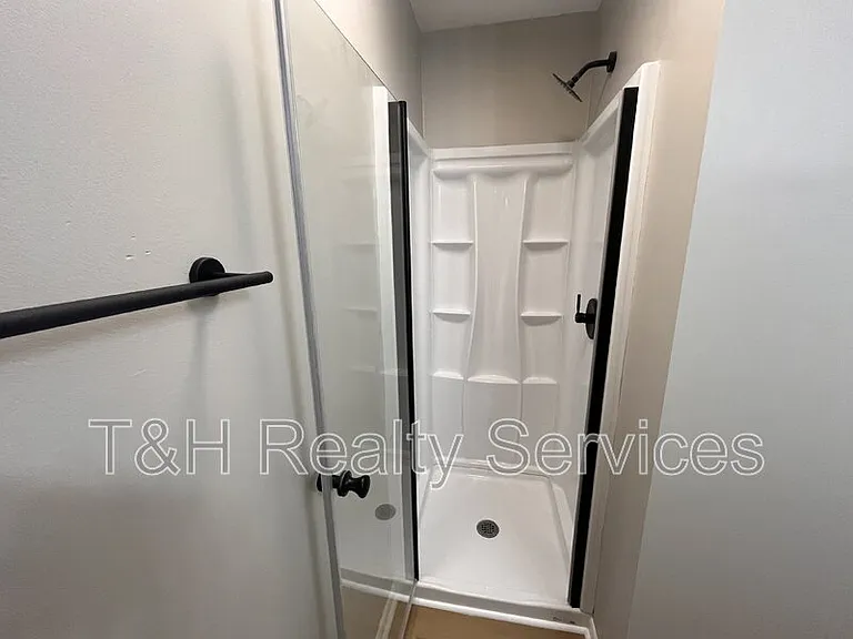 110 Pennsylvania Ct — Photo 21