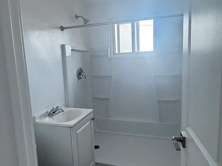 1749 Victorian Ave #B — Photo 3