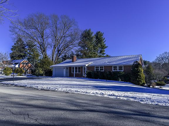 3rd image of 863 Hutcheson Dr