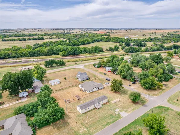 220 N Lewis St, Mulhall, OK 73063