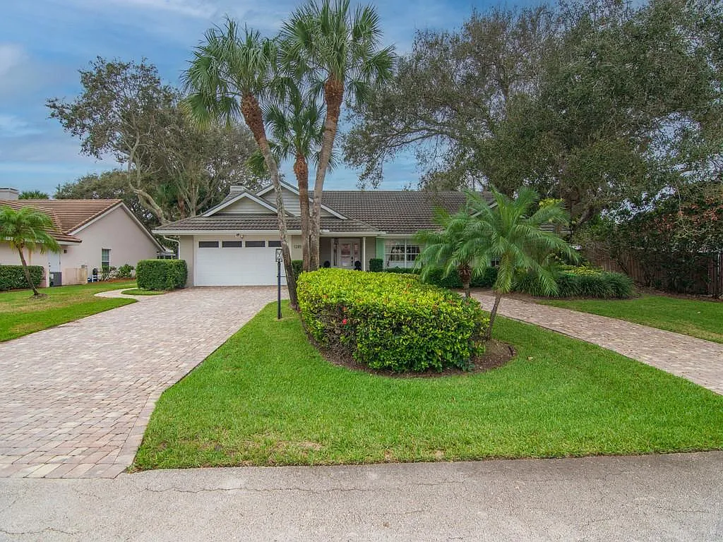 4 bed, 2.5 bath, 2400 sqft, $6,350 — Photo 4