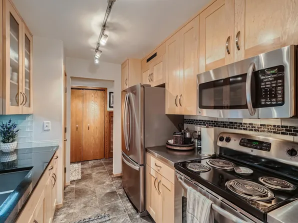 2220 Midland Grove Rd APT 207, Roseville, MN 55113