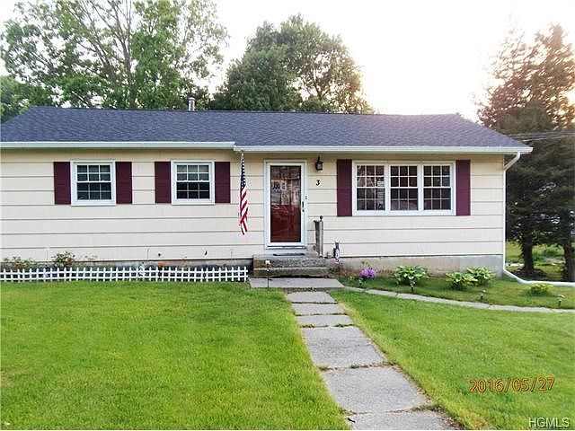 Front of this L-shaped ranch shows the NEW 2015 ROOF