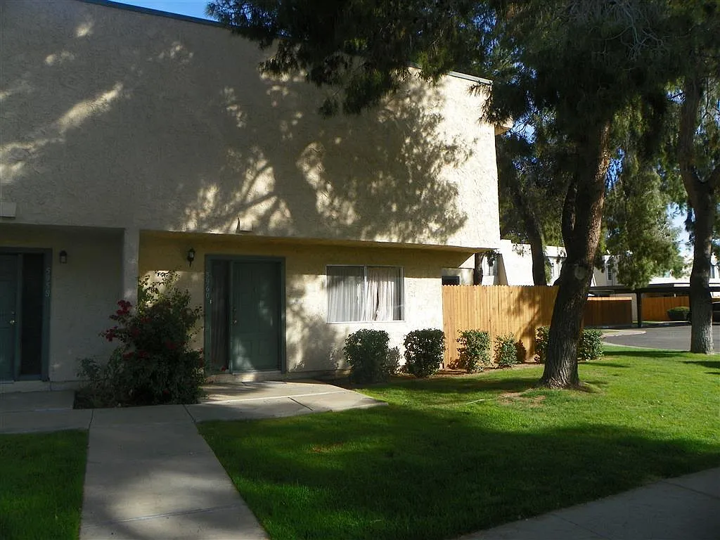 Glendale townhome - First month FREE- 2 bedroom 1.5 bath - Washer/Dryer hookups — Photo 1