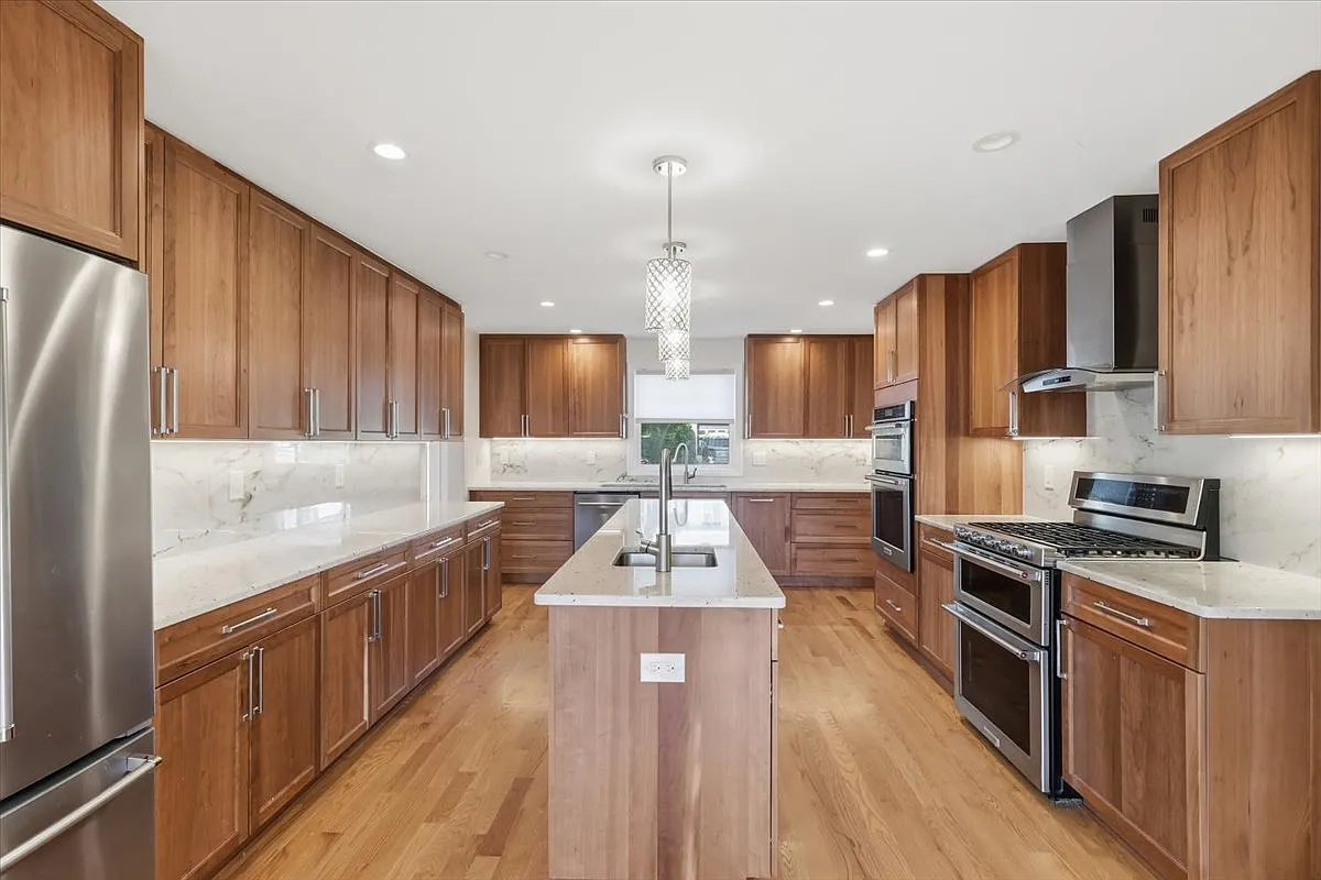 6 bed, 4960 sqft, $10,000 — Photo 3