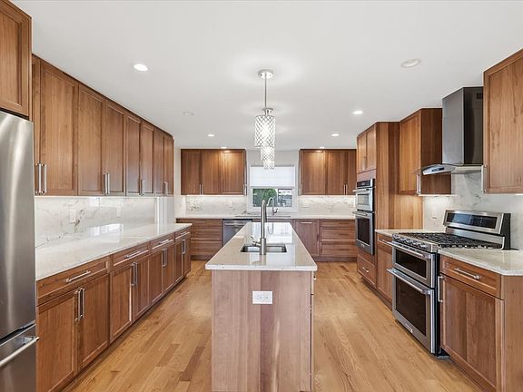 3rd image of 24 Fairfield St