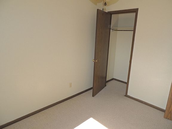 5th image of 210 S Chestnut St APT 03