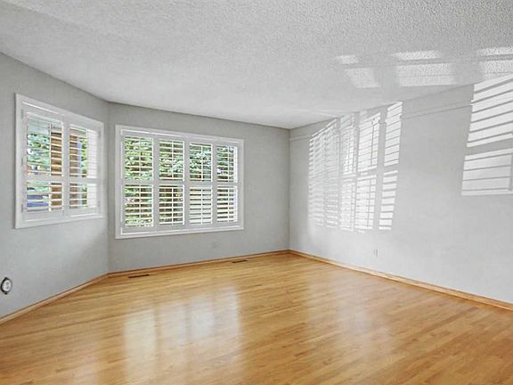 4th image of 164 S Strathaven Cir SW